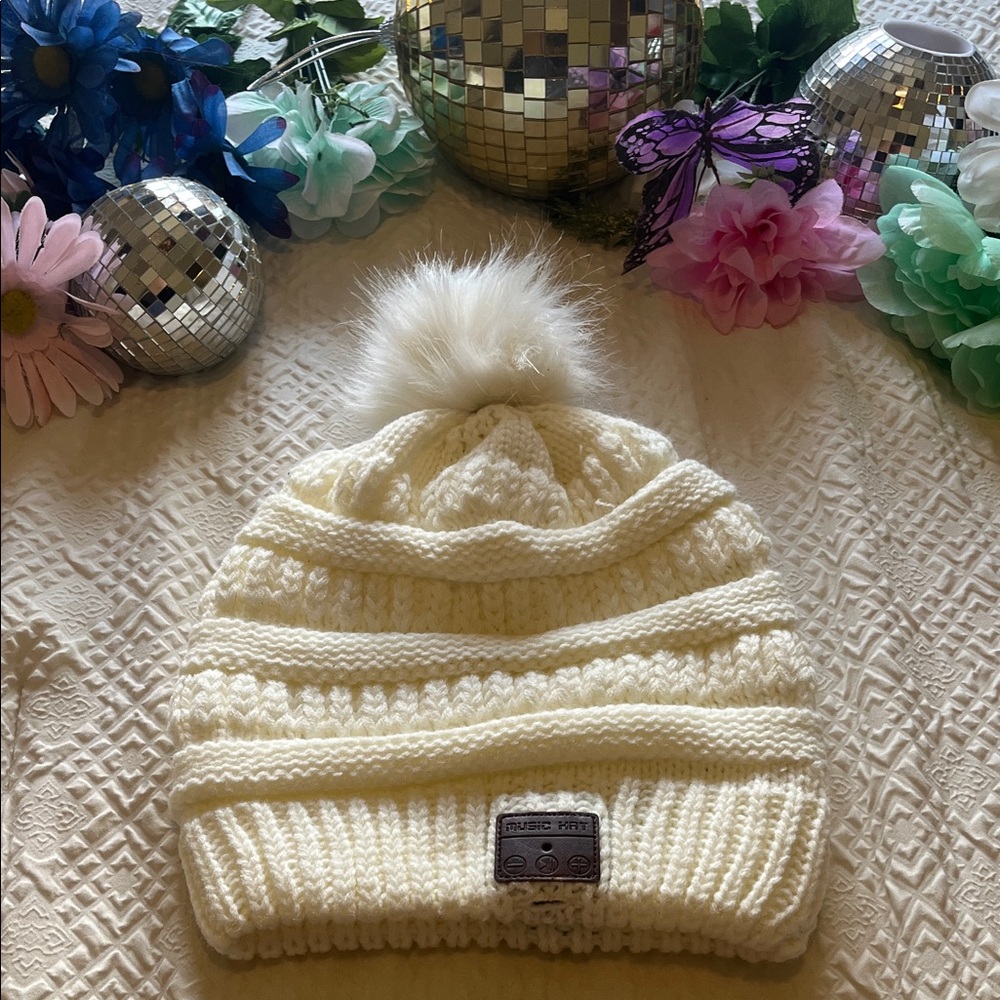 Knit Pom-Pom Beanie with Speakers